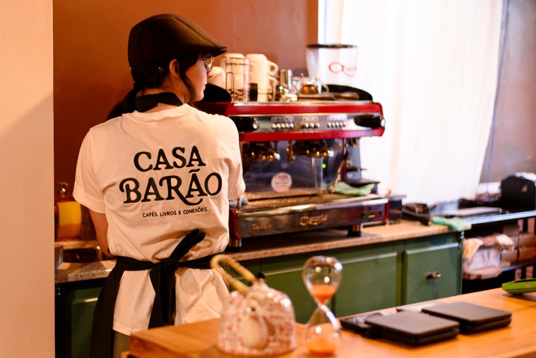 Casarão antigo em Jaraguá do Sul esconde cafeteria aconchegante com clube do livro; conheça