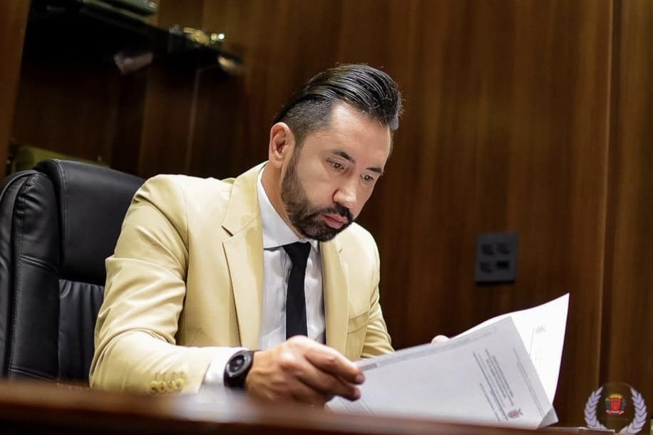 Conheça o advogado ‘influencer’ que comprou ilha em Floripa por R$ 4 milhões