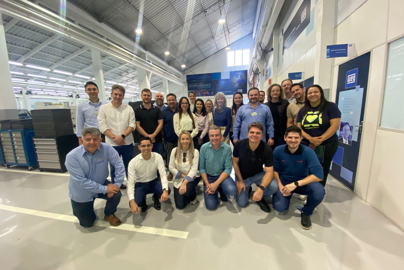 CDL leva empresários de Jaraguá à WEG para experiência prática em inovação