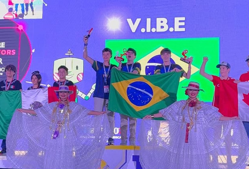É ouro! Estudantes de Jaraguá do Sul vencem mundial de robótica no Panamá