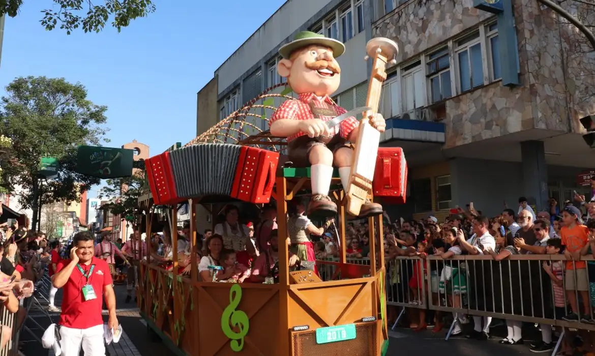 Oktoberfest inicia com desfile histórico e alta segurança