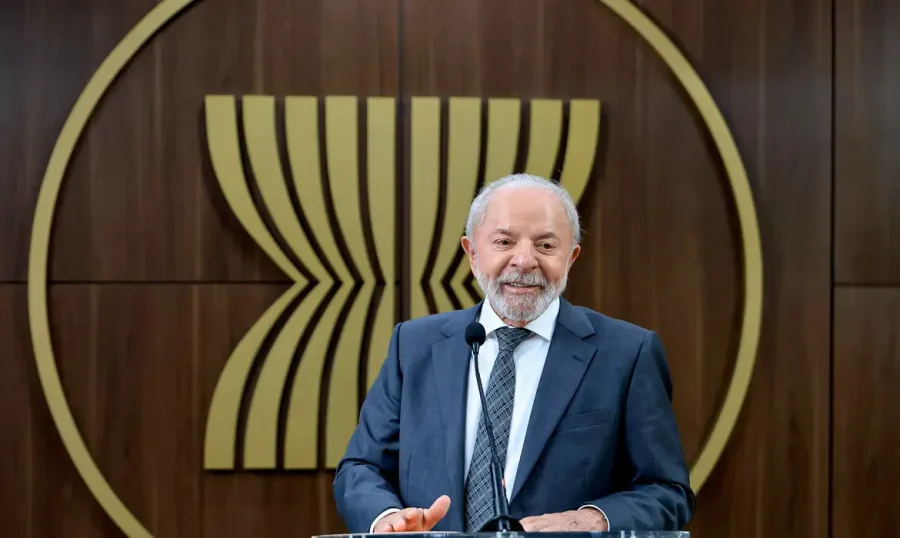 Lula diz que Brasil usará dinheiro do petróleo para investir em energia limpa