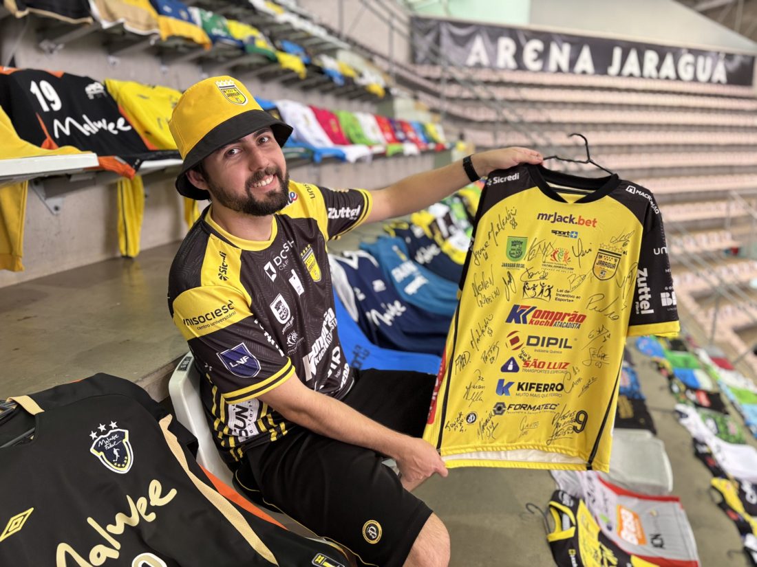 Torcedor transforma paixão pelo Jaraguá Futsal em coleção com quase 200 camisas históricas
