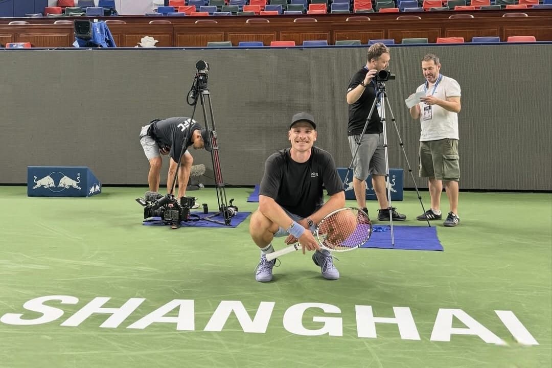 Tenista jaraguaense viraliza nas redes sociais ao acertar alvo com saque milimétrico