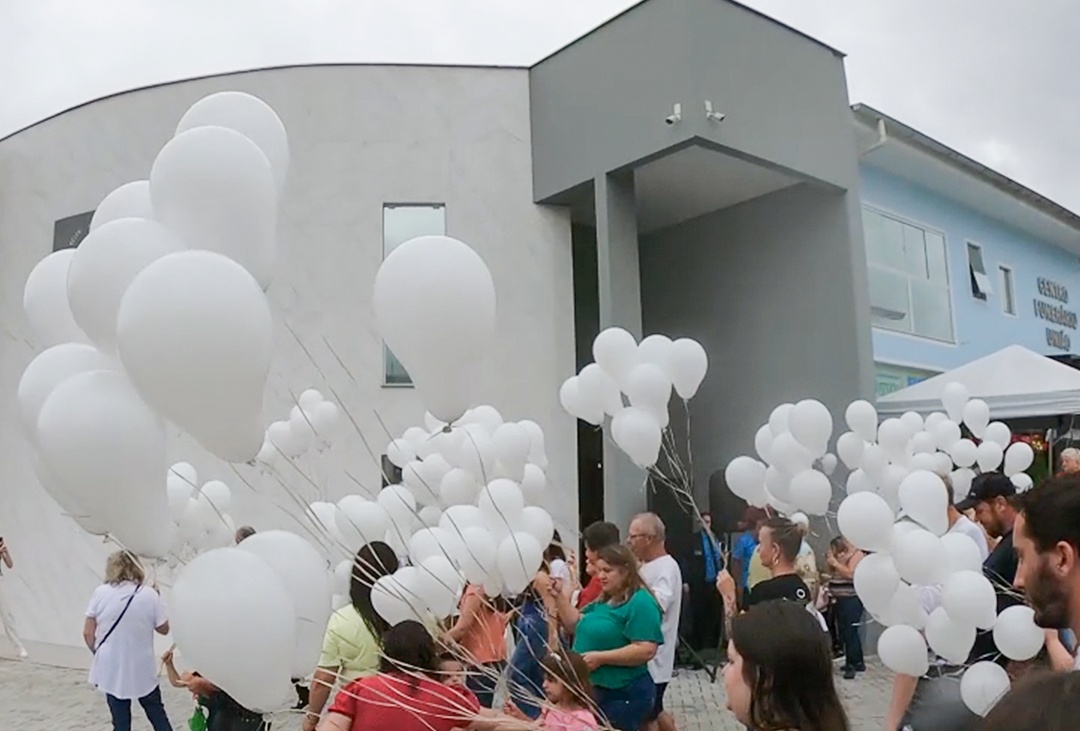 Funerária de Corupá prepara homenagem com balões brancos e pombos no Dia de Finados