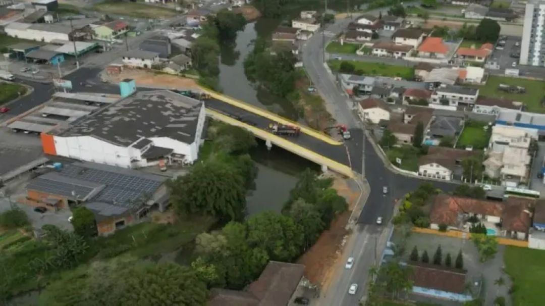 Abertura de ponte que liga dois bairros de Jaraguá do Sul é adiada devido ao mau tempo