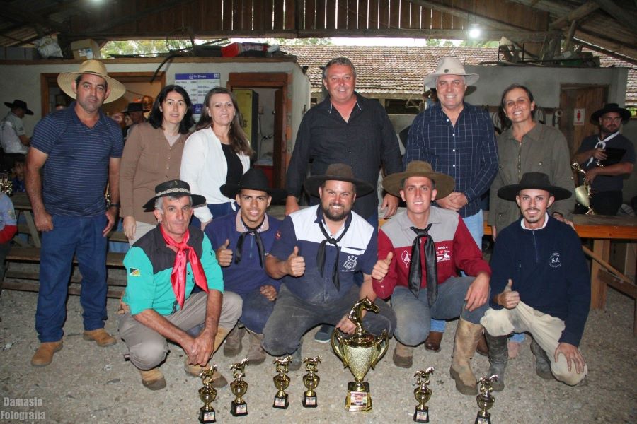 Laço e tradição unem gerações em São João do Itaperiú