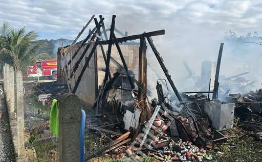 Veja como ajudar família que teve casa destruída por incêndio em Massaranduba