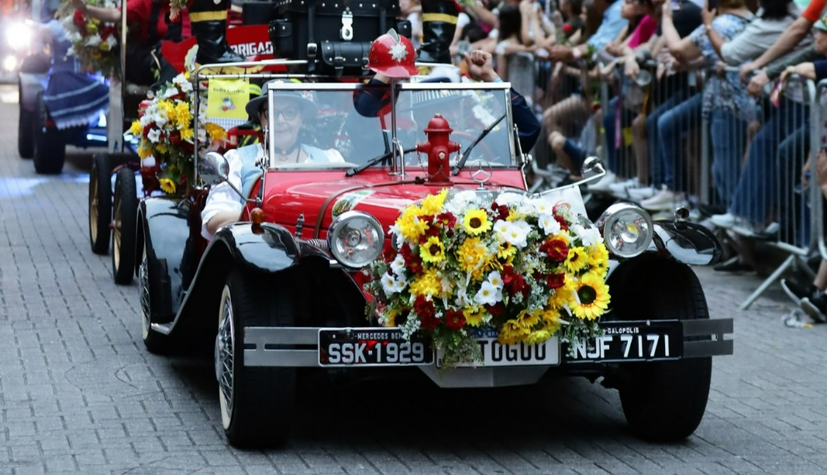 Planetapéia, realezas e tradição animam desfile da Schützenfest