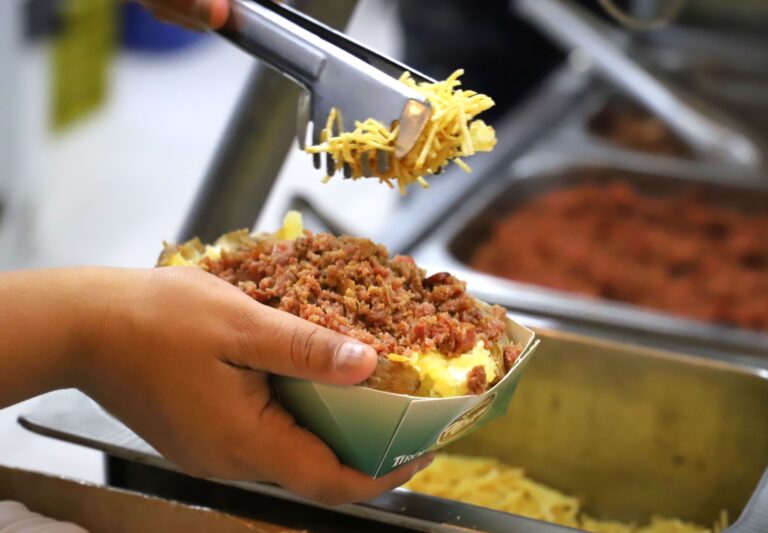 O que comer na Schützenfest 2025? Veja os valores e opções do cardápio