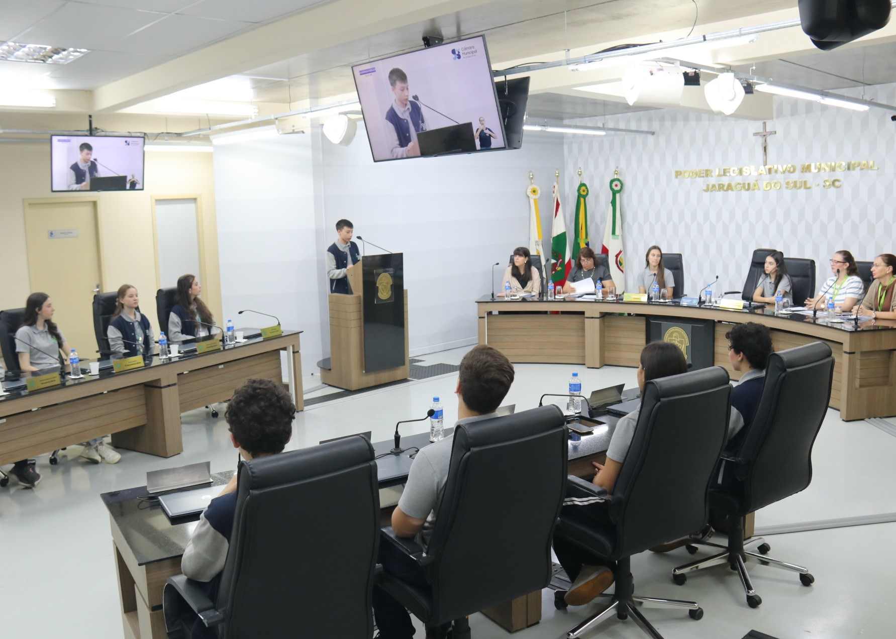 Câmara Mirim de Jaraguá debate impactos do uso excessivo de telas por jovens
