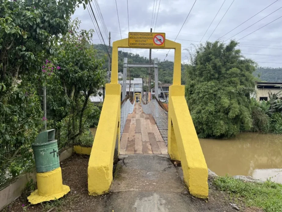 Ponte pênsil Pedro Picolli é liberada para pedestres após revitalização em Jaraguá