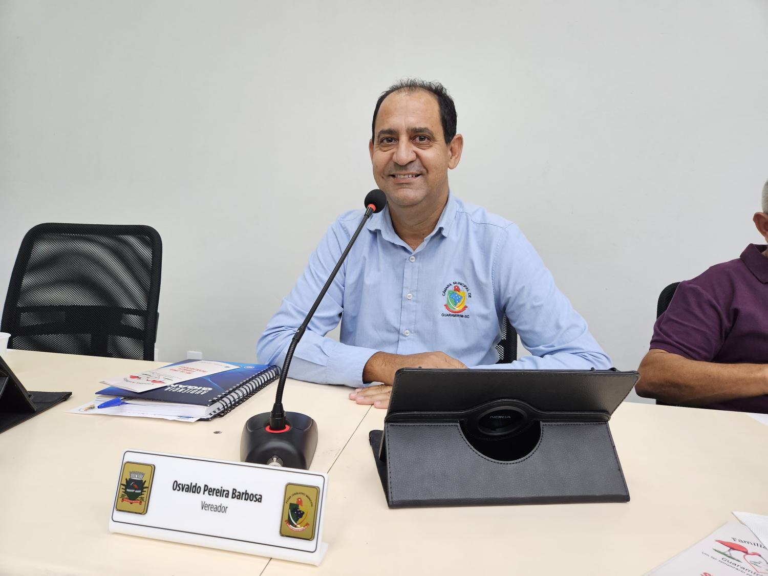 Vereador cobra limpeza de abrigos de ônibus e túneis em Guaramirim