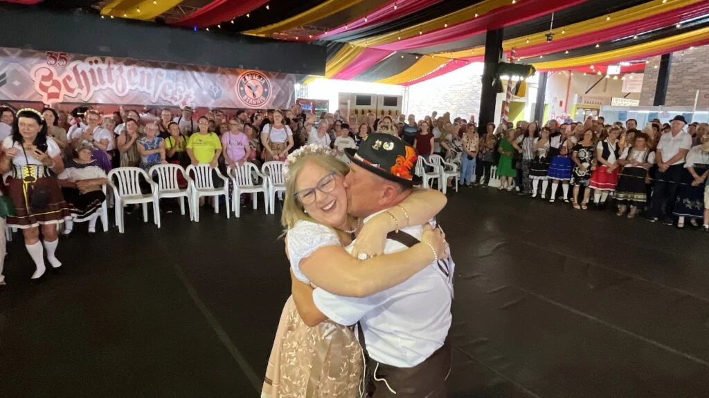 Seniorentag movimenta a Schützenfest com dança, tiro e tradição entre os idosos