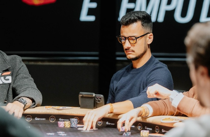 A história do jaraguaense que largou tudo para viver do pôquer e virou referência nacional no esporte