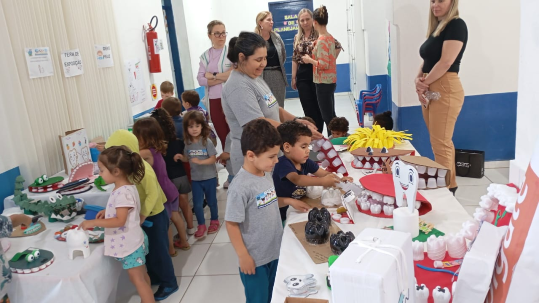 Maquetes recicláveis e teatro reforçam bons hábitos nas escolas da região