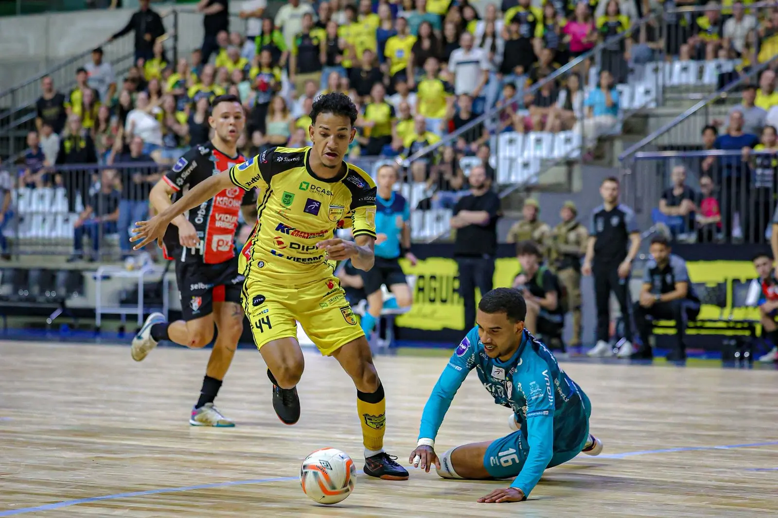 Temporal com granizo cancela jogo entre Jaraguá e Atlântico pela LNF