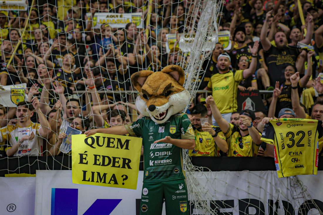 “Quem é Éder Lima?”: entenda os cartazes da torcida no jogo Jaraguá Futsal x JEC pela LNF