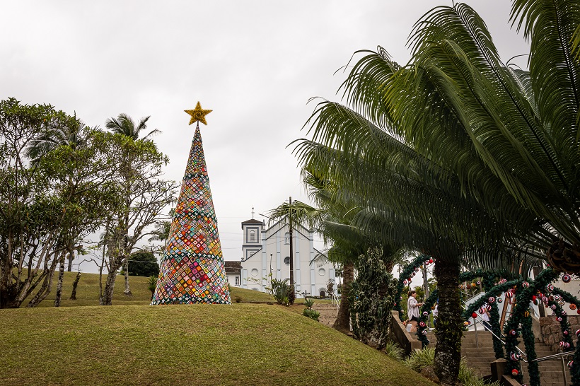 Maior árvore de Natal em crochê do Brasil está em SC; veja onde visitá-la!