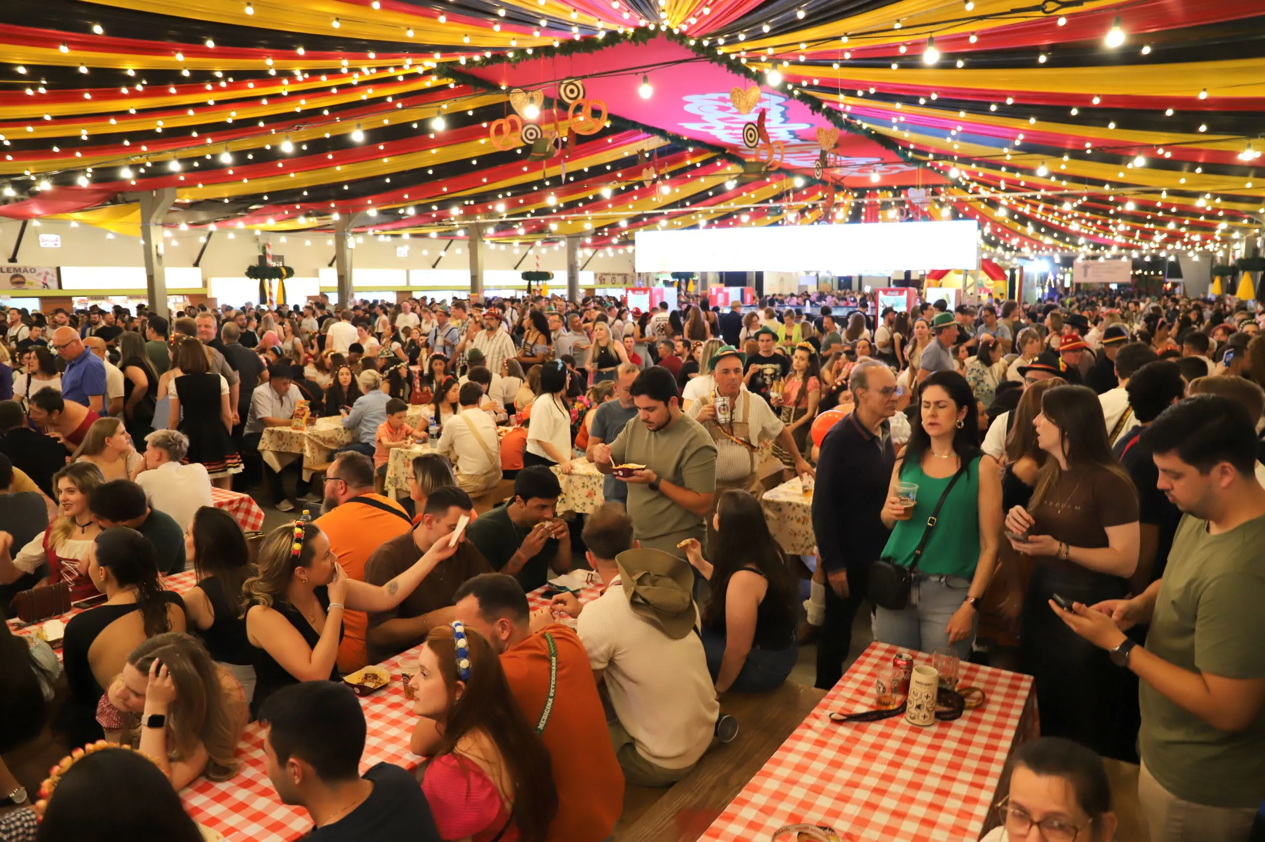 Com shows e público recorde, Schützenfest chega ao último dia com clima de celebração histórica