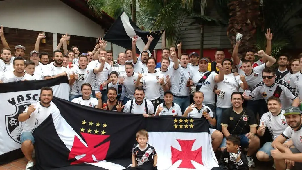 Torcida Vasco Jaraguá reunida com camisas personalizadas e bandeiras em evento