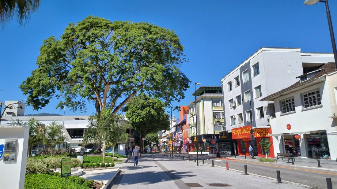 Fim de semana promete calorão com chance de trovoadas em Jaraguá; confira a previsão!