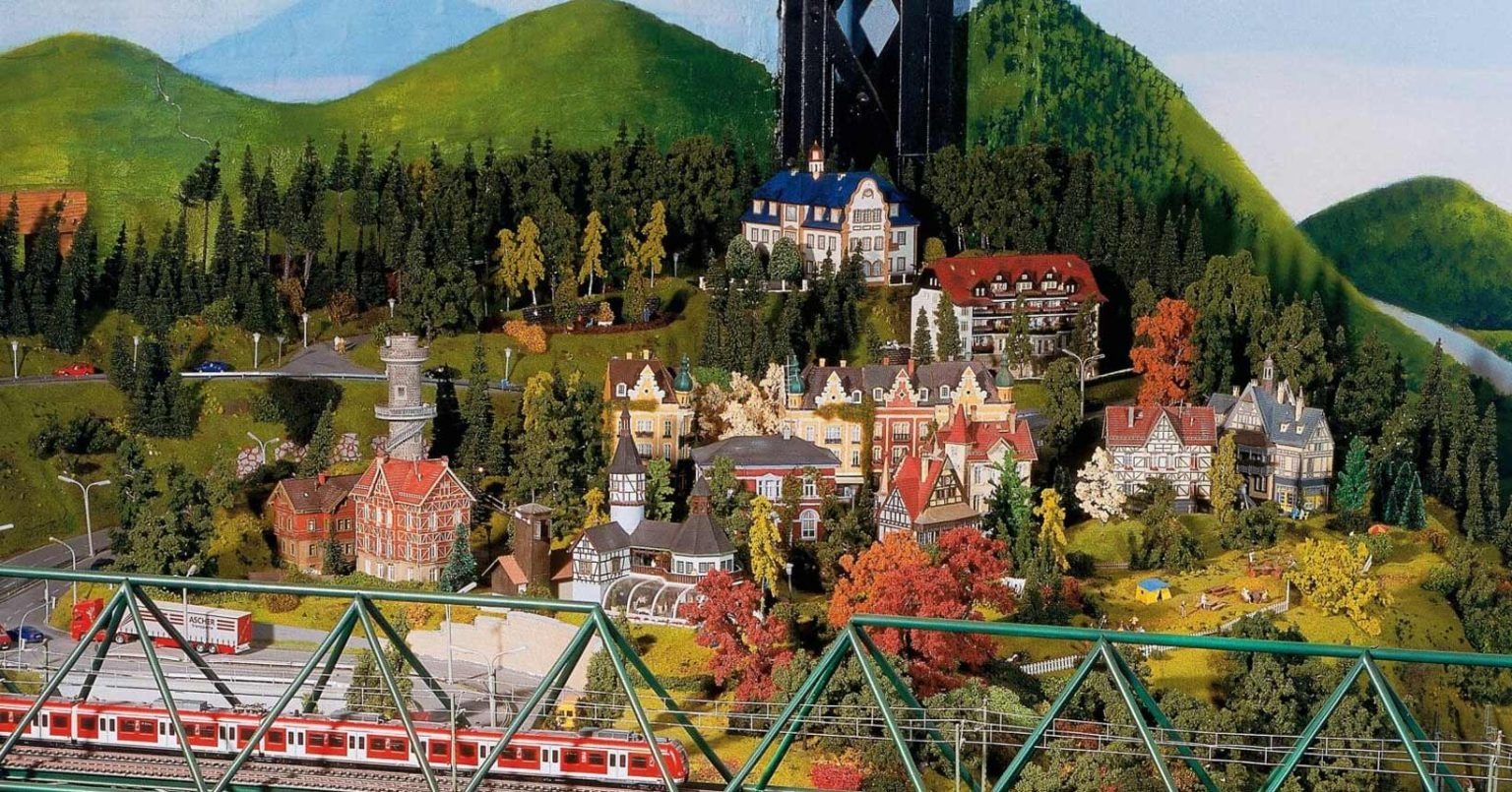 Casarão centenário de SC vai virar mundo mágico em miniatura com neve, trens e cultura natalina