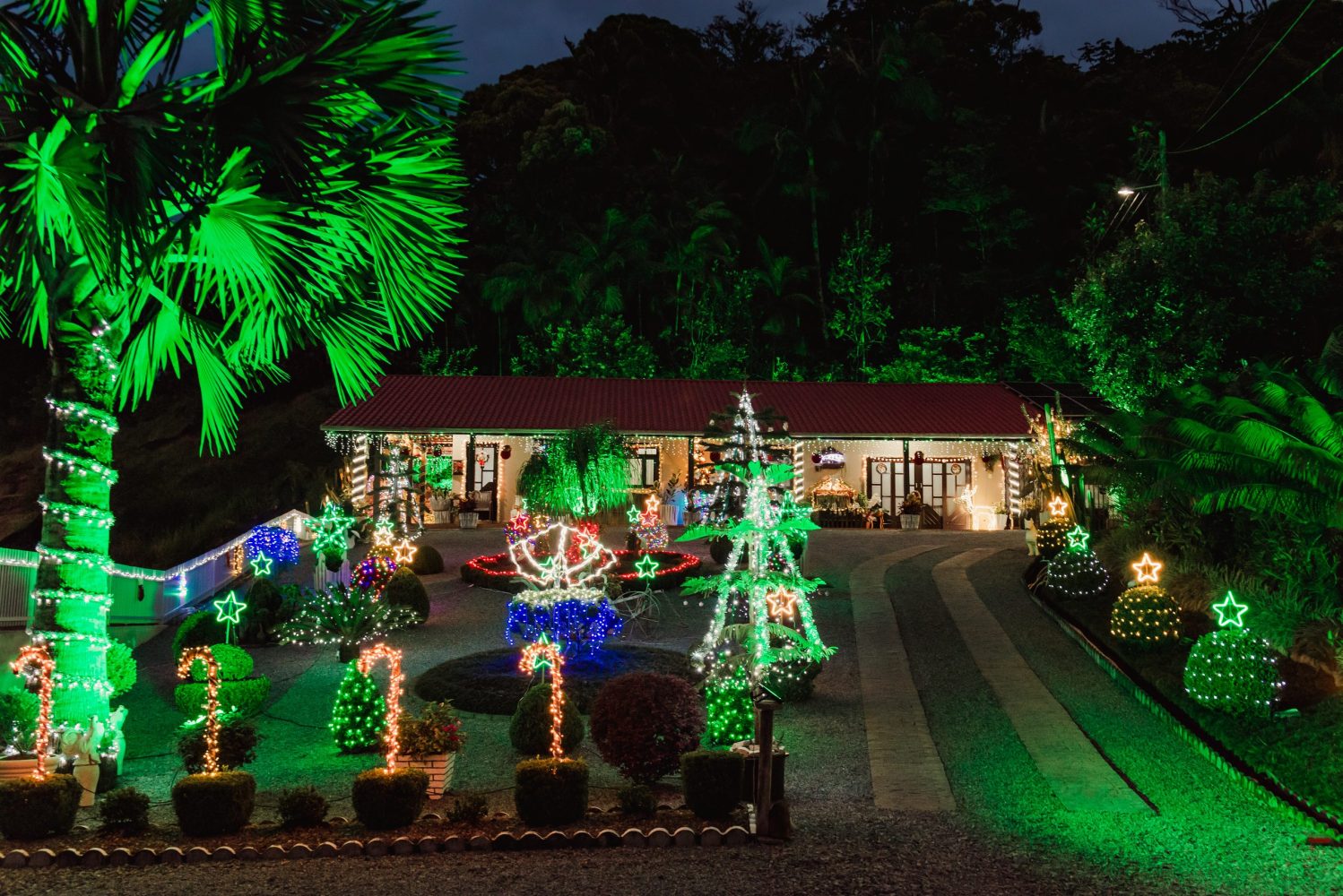 Casal de Guaramirim transforma casa em atração natalina com mais de 5 mil lâmpadas, veja fotos!