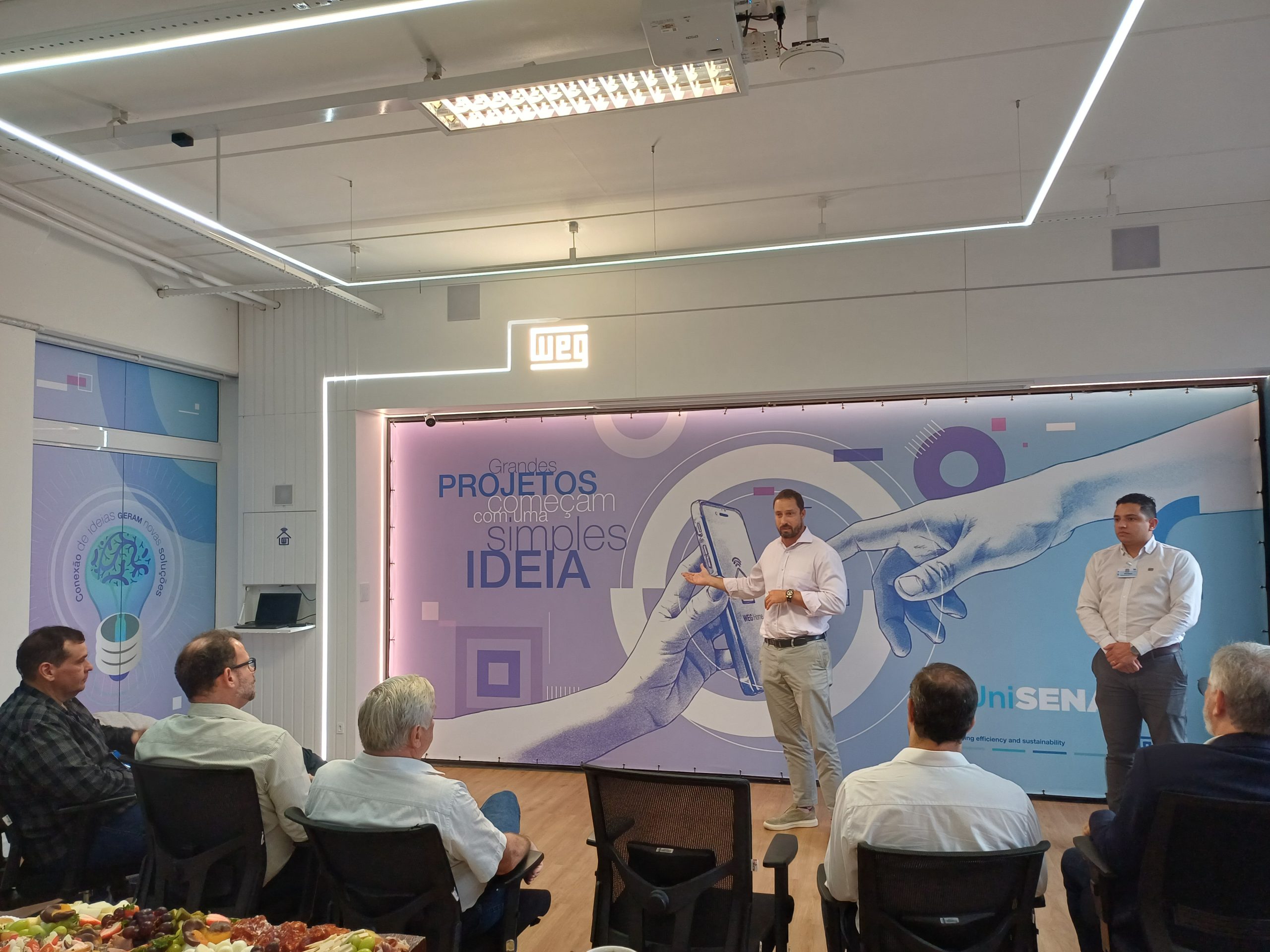 Sala de aula simula casa inteligente com tecnologia da WEG em Jaraguá do Sul