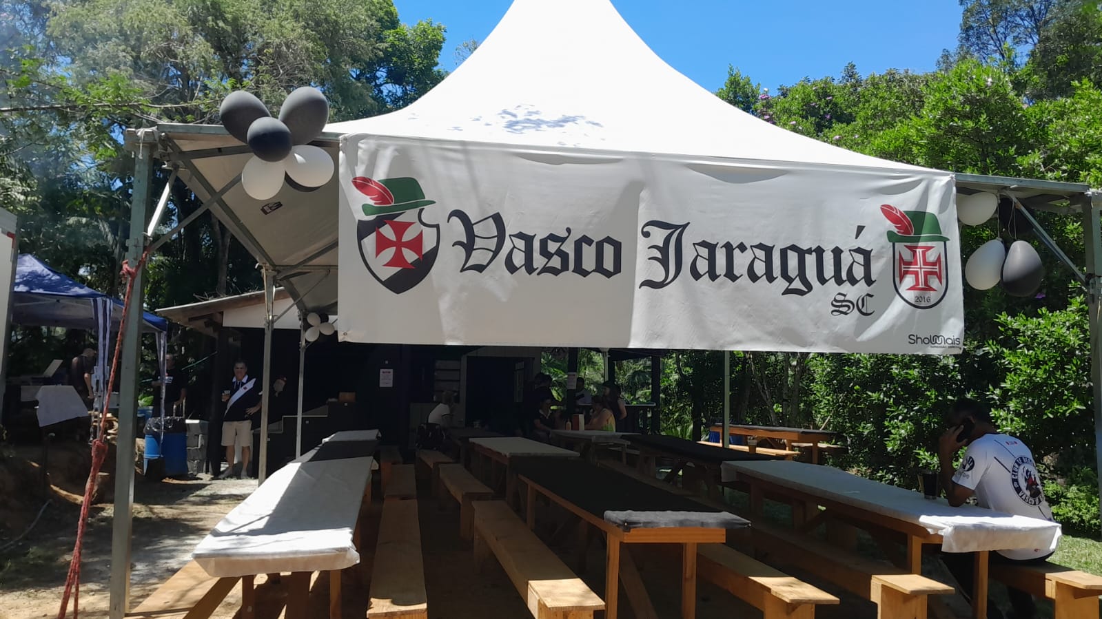 Costela, DJ e grito de casaca: vascaínos lotam sede em Jaraguá para encerrar o ano