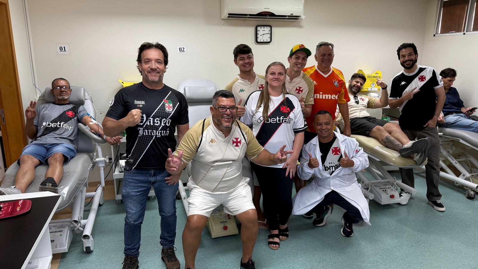 Quando rivais se unem por um bem maior: torcedores do Vasco e Fluminense doam sangue em Jaraguá