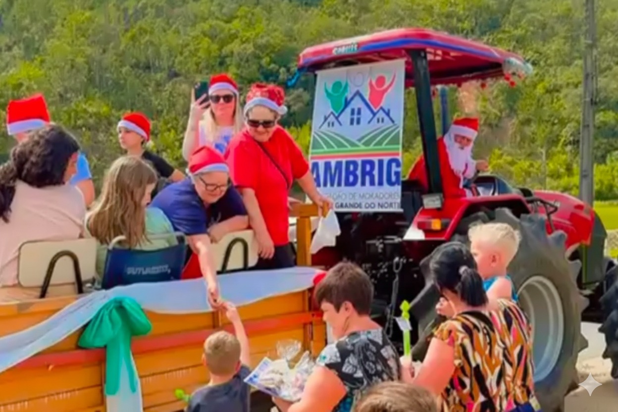Papai Noel de trator? Cena inusitada chama atenção em carreata natalina de Jaraguá do Sul