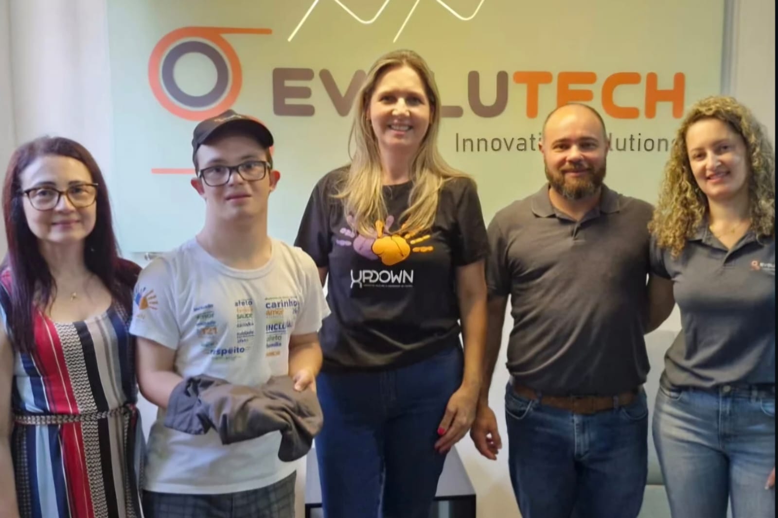 Instituição jaraguaense comemora conquista emprego para jovem com Down e abre caminho para a inclusão