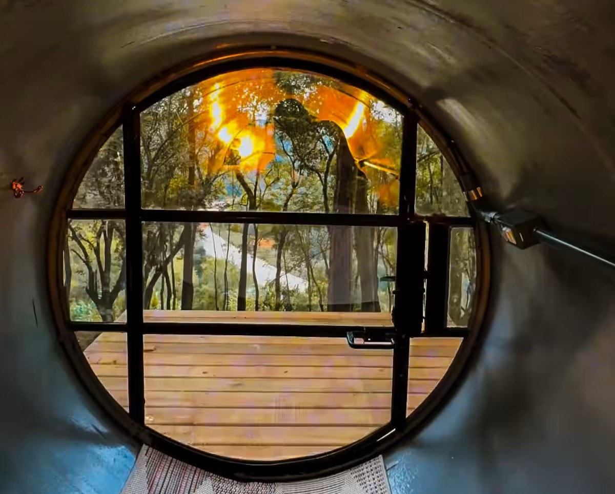 Cápsula em meio à natureza vira hospedagem inusitada em SC; veja fotos!