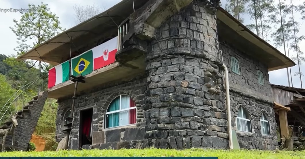 Casa de pedras construída ao longo de 20 anos por agricultor vira símbolo de persistência em SC; confira!