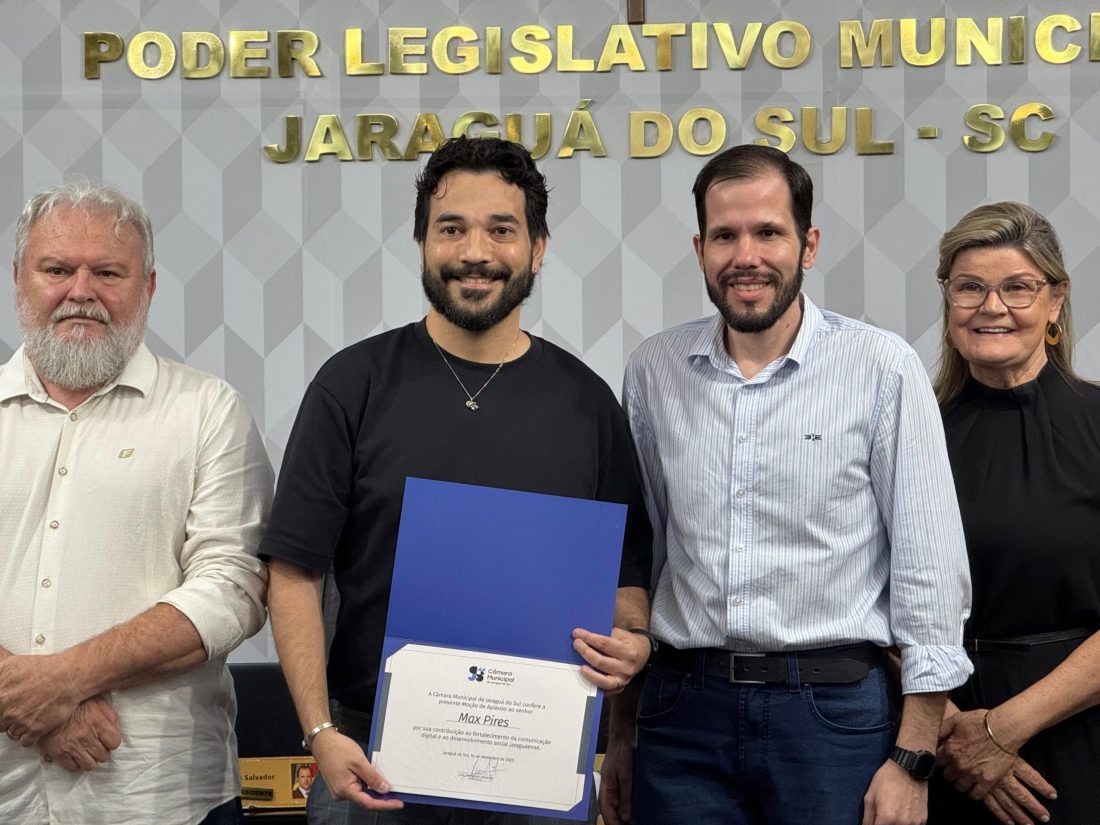 Diretor do JDV recebe homenagem por legado na comunicação digital de Jaraguá do Sul