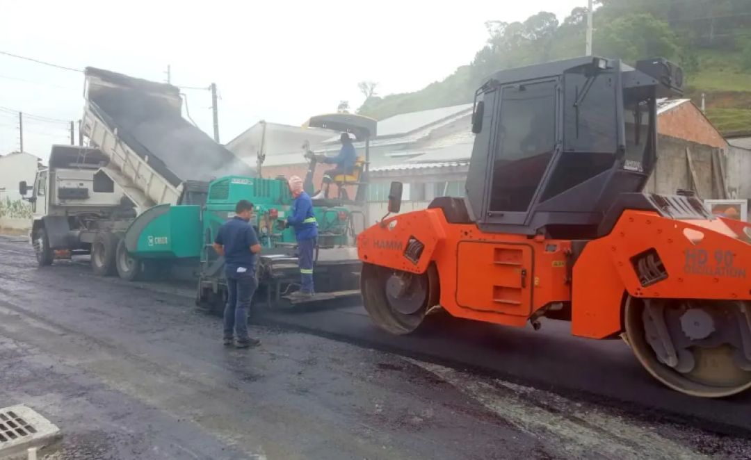 Duas ruas do bairro Três Rios do Sul são asfaltadas nesta sexta-feira (12)