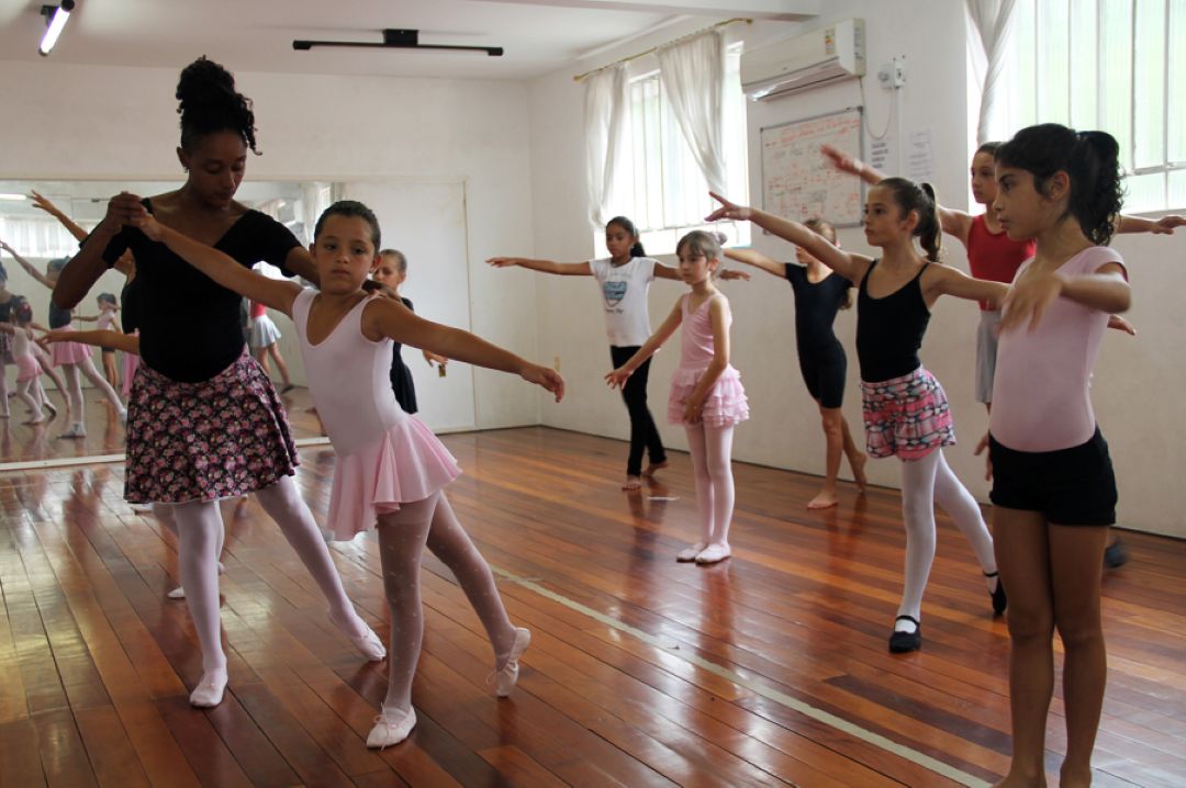 Projeto em Guaramirim vai oferecer aulas gratuitas de balé para crianças; inscrições abertas
