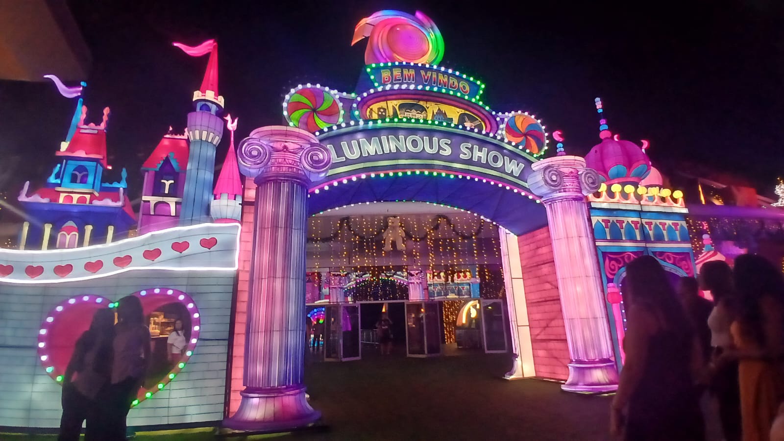 Atração natalina em SC impressiona com luzes, esculturas gigantes e toque futurista