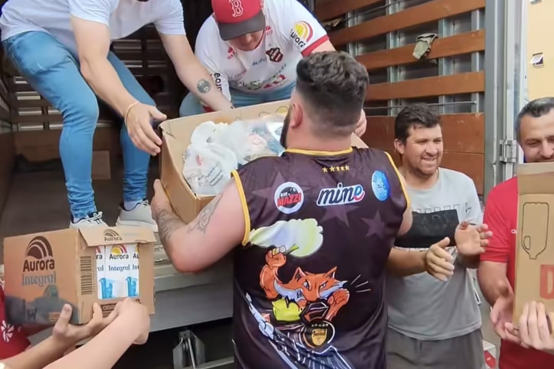 Torcida do Jaraguá Futsal arrecada uma tonelada de doações para vítimas do temporal em Erechim