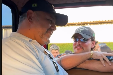 Multidão recepciona “influenciador ostentação” em premiação na Via Verde, em Jaraguá do Sul