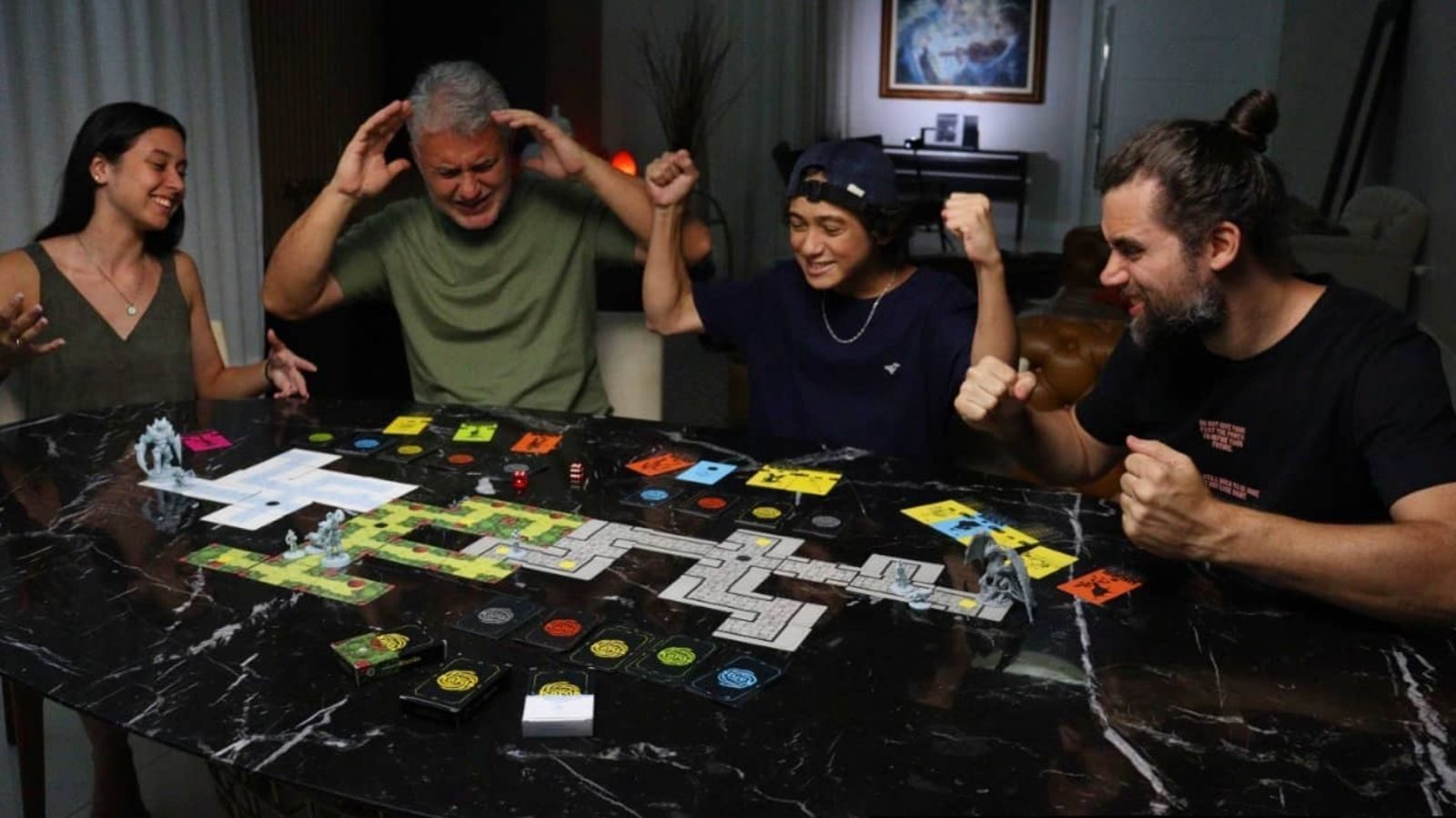 Jaraguaense cria RPG de bolso para os filhos e jogo vira sucesso no Brasil; entenda!