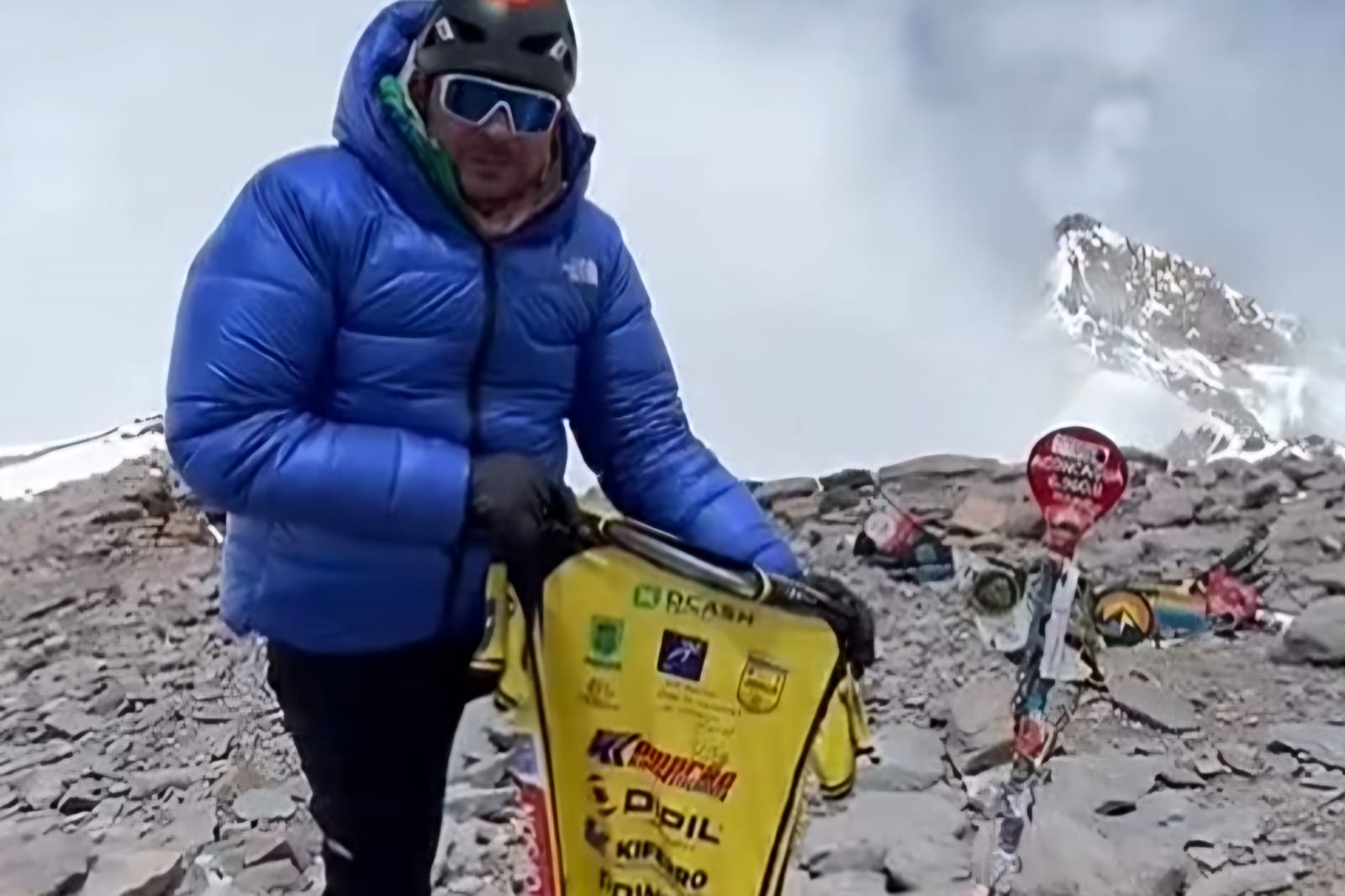 Alpinista leva camisa do Jaraguá Futsal ao topo da montanha mais alta da América