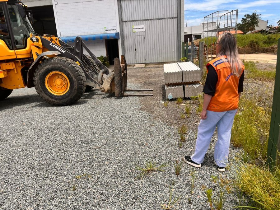 São João do Itaperiú: Famílias atingidas por vendaval recebem telhas da Defesa Civil