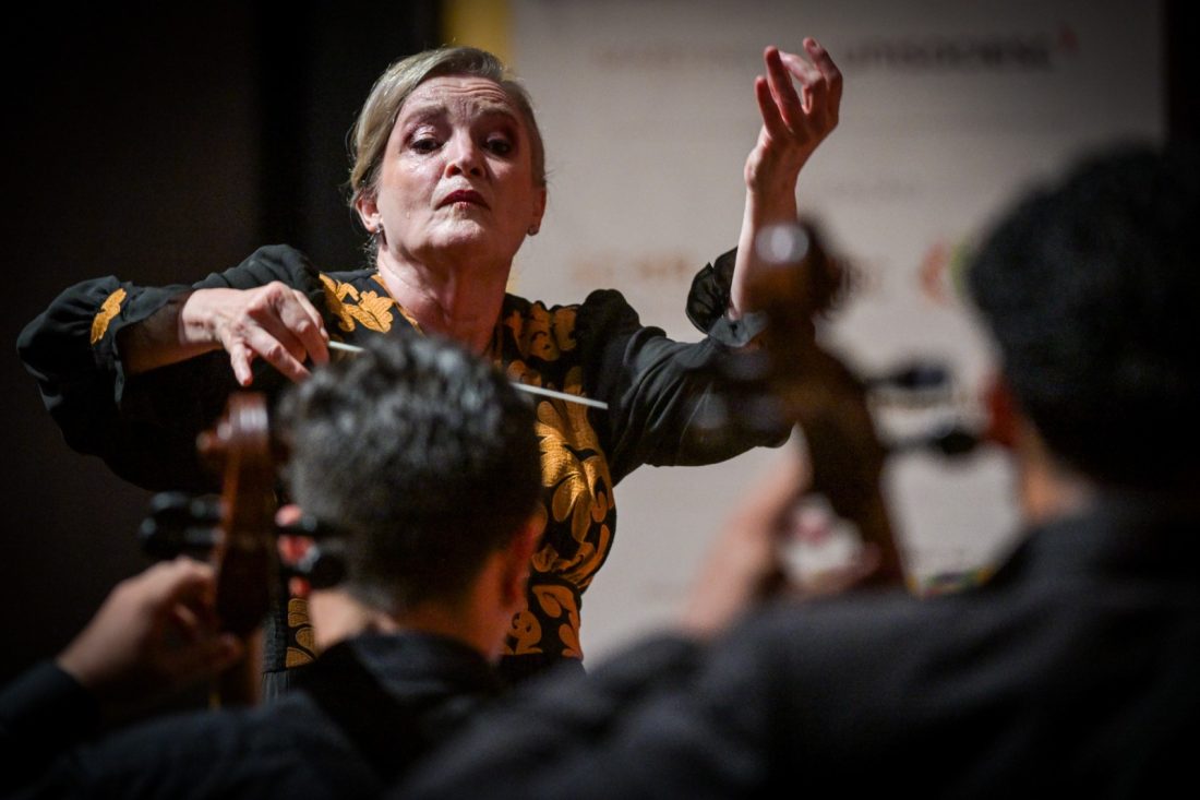 VÍDEO: Músicos do Femusc protestam contra demissão de maestra da Orquestra de MG