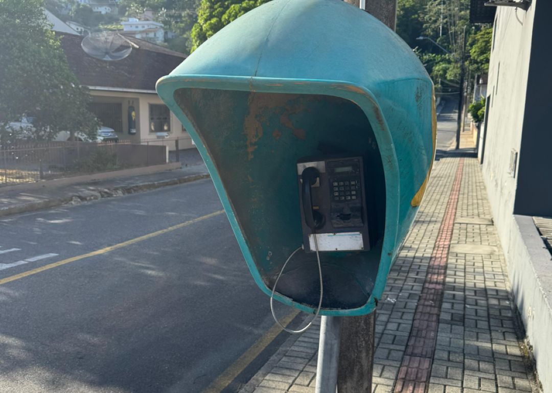 [Opinião] O fim dos orelhões e a S.W.A.T