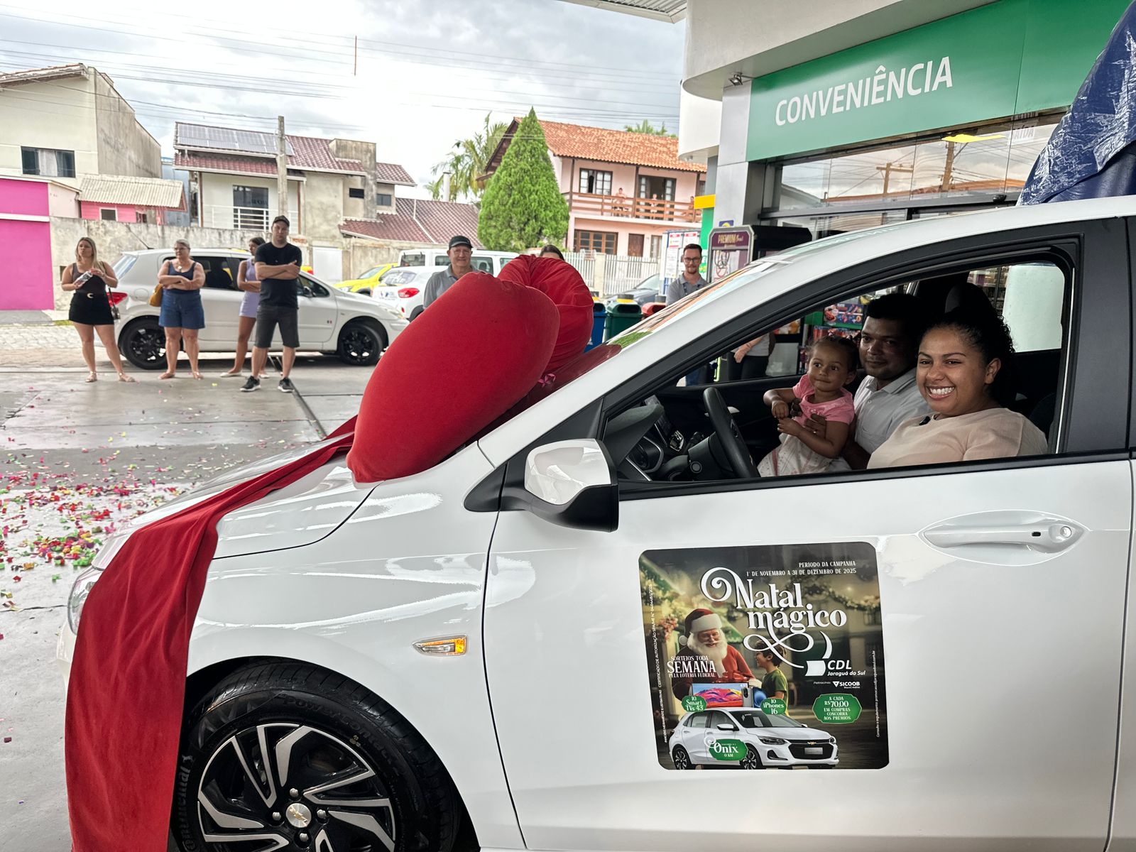 Professora de Jaraguá do Sul ganha carro zero em campanha da CDL