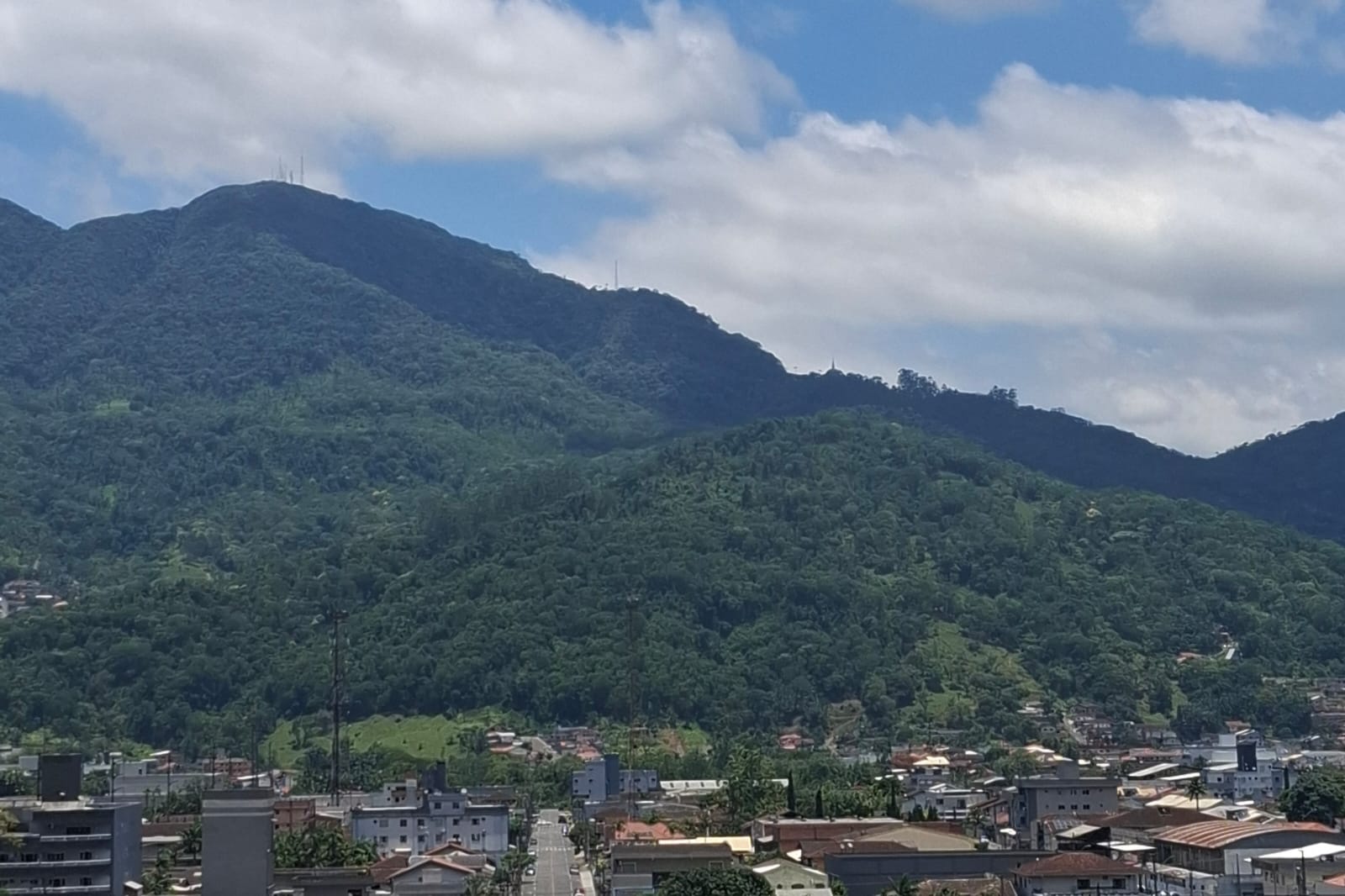 Mudança no tempo vai derrubar as temperaturas em Jaraguá nesta semana; confira a previsão!
