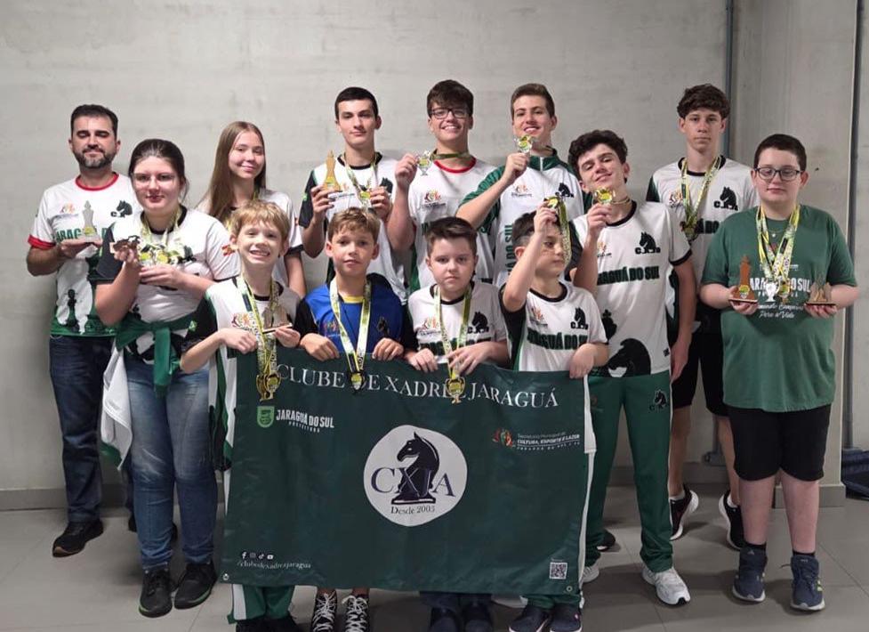 Xadrez de Jaraguá domina torneio e sobe ao pódio 19 vezes