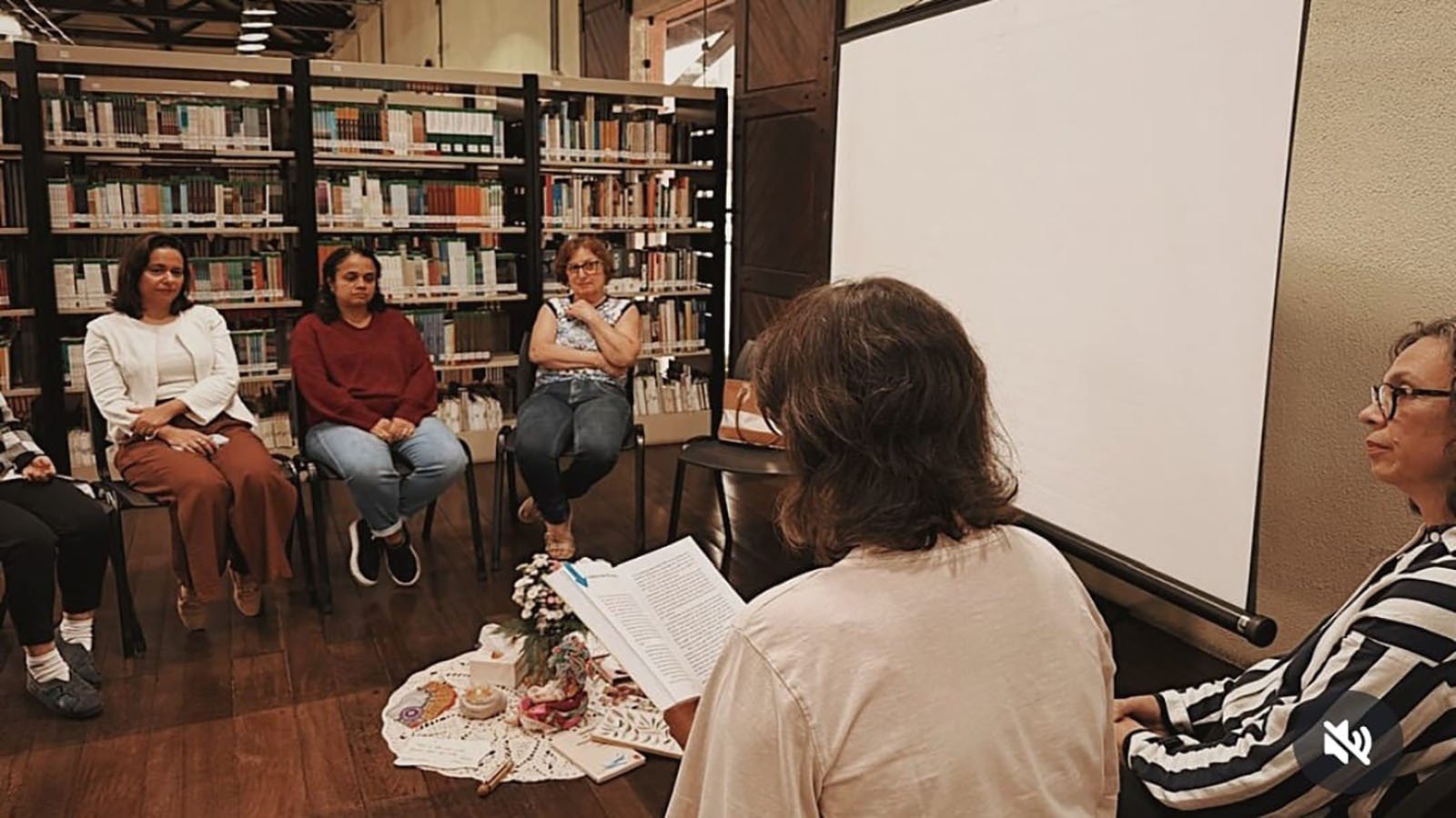 Biblioteca de Jaraguá terá programação dupla neste sábado (28) e uma delas é para mulheres; veja!